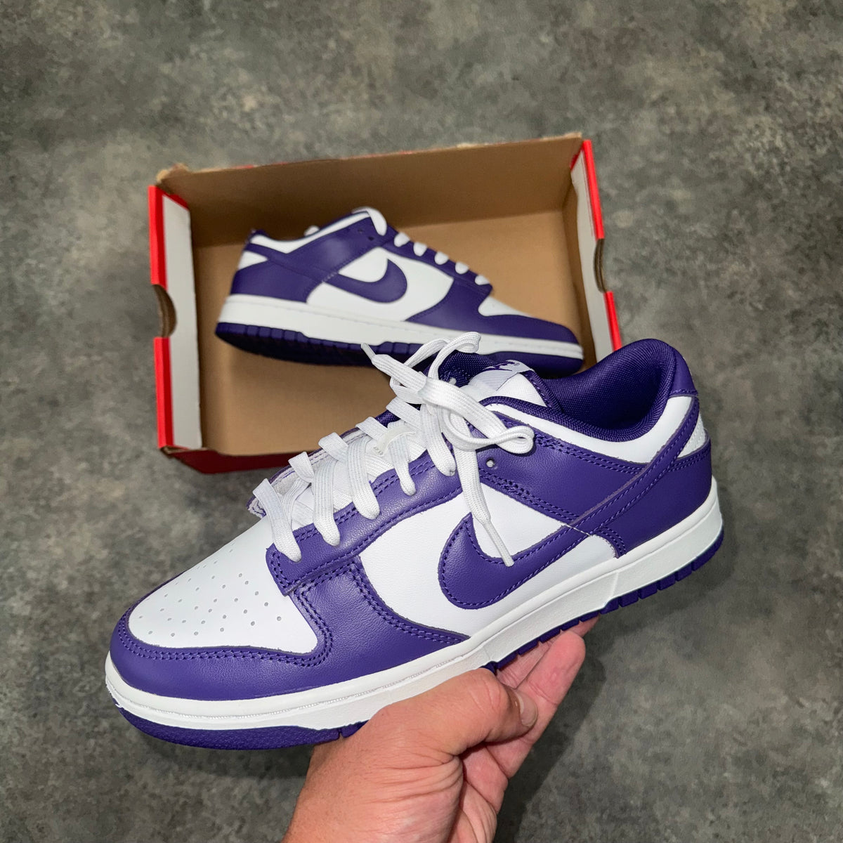 NIKE DUNK LOW TRAINERS WHITE / PURPLE