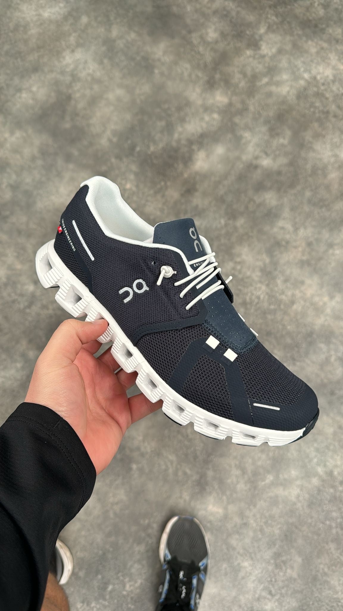 ON RUNNING TRAINERS CLOUD 5 NAVY BLUE