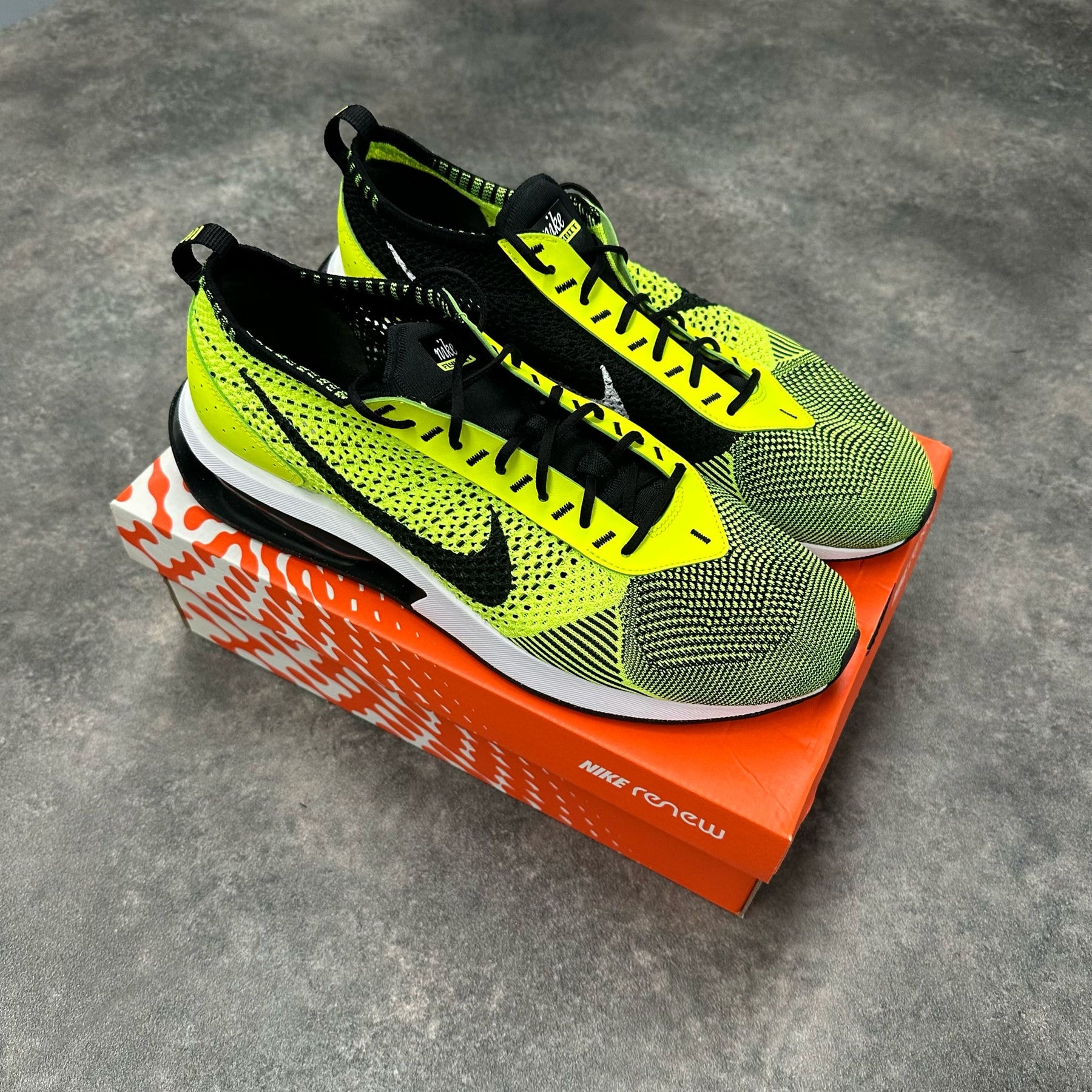 NIKE AIR FLYKNIT RACER RUNNING TRAINERS VOLT / BLACK