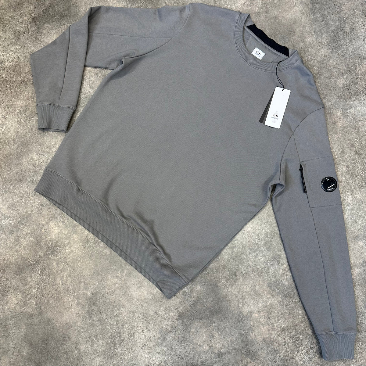 CP COMPANY LENS CREWNECK SWEATSHIRT DUST GREY