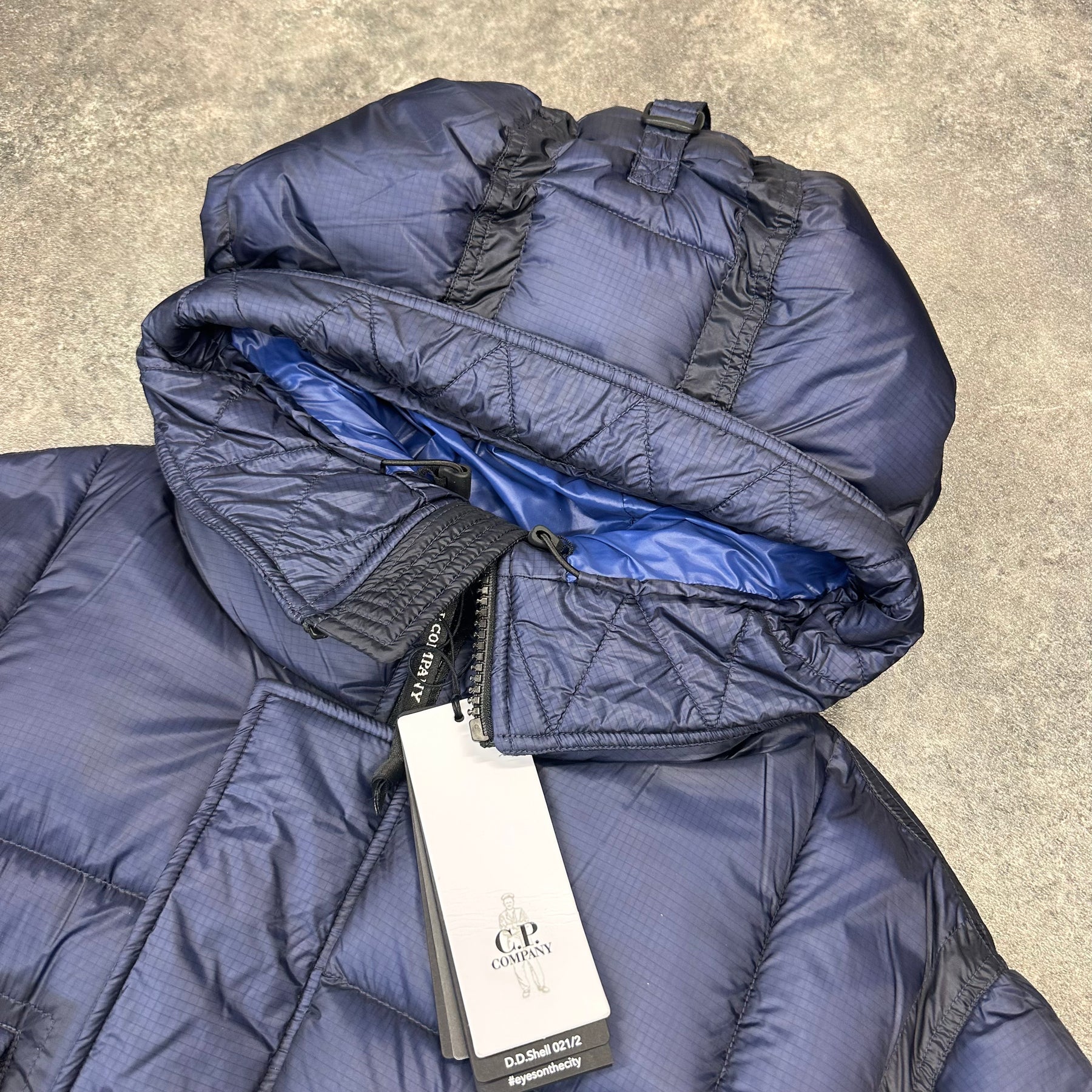 CP COMPANY DD SHELL GOGGLE HOODED PUFFER JACKET NAVY BLUE